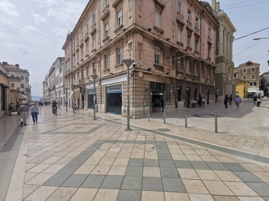 Teni سبليت المظهر الخارجي الصورة