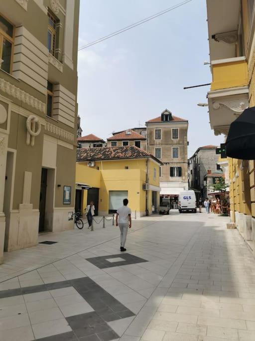 Teni سبليت المظهر الخارجي الصورة
